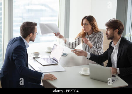 I partner aziendali in disaccordo con il CEO società sui termini del contratto Foto Stock