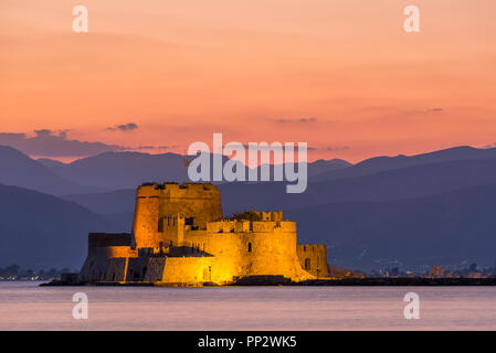 Vista serale di Bourtzi fortezza con le montagne sullo sfondo in Nafplio Foto Stock