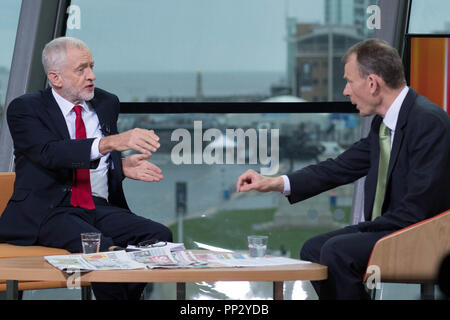 Leader laburista Jeremy Corbyn viene intervistato dalla BBC Andrew Marr in Liverpool, durante il partito della conferenza annuale nella città. Foto Stock