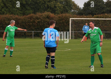 Ex Liverpool FC e Inghilterra scontrino Robbie Fowler (a destra) durante il lavoro (in verde) v giornalisti annuale di partita di calcio a Walton Park a Liverpool Durante il partito della conferenza annuale nella città. Foto Stock