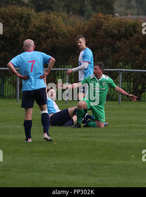 Ex Liverpool FC e Inghilterra scontrino Robbie Fowler (in verde) durante il lavoro (in verde) v giornalisti annuale di partita di calcio a Walton Park a Liverpool Durante il partito della conferenza annuale nella città. Foto Stock