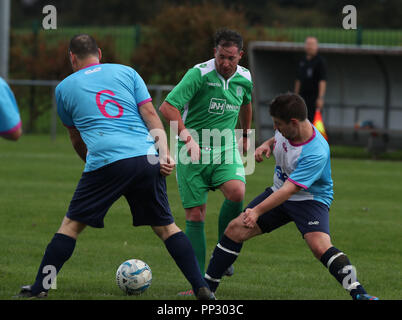 Ex Liverpool FC e Inghilterra scontrino Robbie Fowler (centro) viene affrontato durante il lavoro (in verde) v giornalisti annuale di partita di calcio a Walton Park a Liverpool Durante il partito della conferenza annuale nella città. Foto Stock