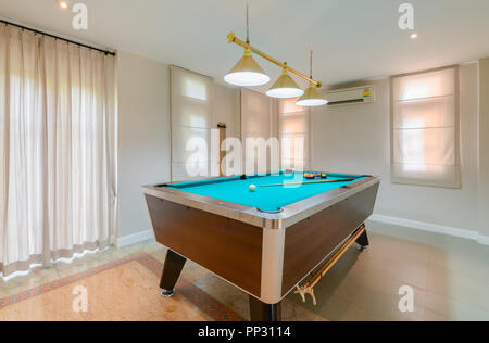 Interno della sala biliardo in casa per rilassarsi Foto Stock