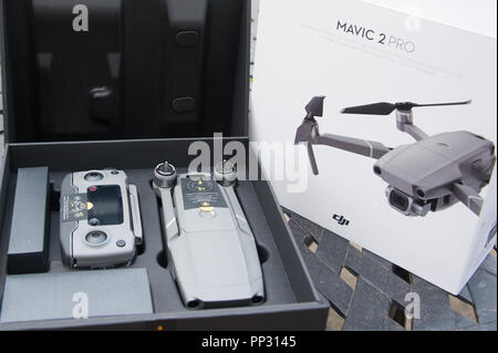 Il nome Mavic 2 Pro drone è stato rilasciato per la vendita nel settembre 2018 dalla società DJI e viene fornito in un presentato splendidamente box Foto Stock