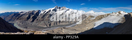 Vista panoramica di la montagna più alta dell'Austria Grossglockner in declino con ghiacciaio Pasterze, lasciando dietro di sé un lago glaciale Foto Stock