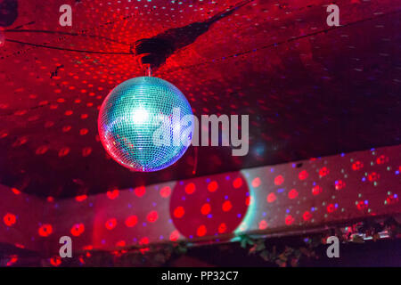 Palla da discoteca che riflette le luci notturne. Foto Stock