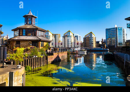 Vista del bacino Limehouse dalla serratura, edifici residenziali da Limehouse Marina, London, Regno Unito Foto Stock