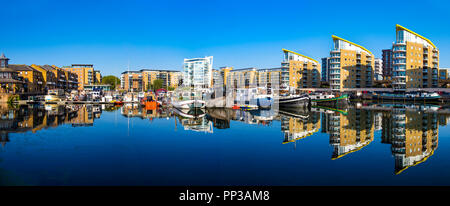 Vista panoramica del bacino Limehouse, houseboats, marina e gli edifici residenziali, London, Regno Unito Foto Stock