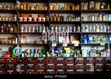 Scaffali con farmaci presso una farmacia vittoriana vecchio stile (Pharmacy), Black Country Living Museum, Dudley, Inghilterra Foto Stock