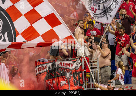 Harrison, STATI UNITI D'AMERICA. Il 22 settembre, 2018. New York Red Bulls fan celebrare la vittoria durante il normale gioco MLS contro Toronto FC a Red Bull Arena Red Bulls ha vinto 2 - 0 Credito: Lev Radin/Pacific Press/Alamy Live News Foto Stock