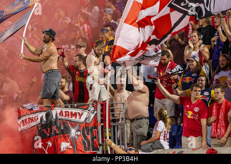 Harrison, STATI UNITI D'AMERICA. Il 22 settembre, 2018. New York Red Bulls fan celebrare la vittoria durante il normale gioco MLS contro Toronto FC a Red Bull Arena Red Bulls ha vinto 2 - 0 Credito: Lev Radin/Pacific Press/Alamy Live News Foto Stock