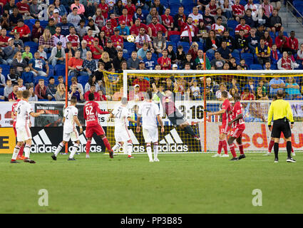 Harrison, STATI UNITI D'AMERICA. Il 22 settembre, 2018. Il portiere Luis Robles (31) di New York Red Bulls salva durante il normale gioco MLS contro Toronto FC a Red Bull Arena Red Bulls ha vinto 2 - 0 Credito: Lev Radin/Pacific Press/Alamy Live News Foto Stock