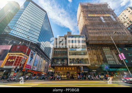 HONGKONG ,CINA - Luglio 12 : Undefiend molte persone sono a piedi su mongkok street per lo shopping sulla luglio 12, 2017 in Mongkok, Hong kong Foto Stock