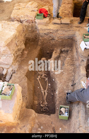 Scavo presso il municipio di parcheggio in Pforzheim, Baden-Wuerttemberg, Germania, tombe di un insediamento medievale, monastero, gli archeologi del S Foto Stock