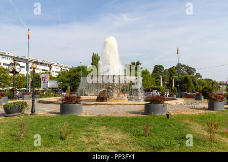 Il Fântâna zodiaco zodiaco (fontana) Liberty Square, all'entrata di Carol Park, Bucarest, Romania. La nazione è memoriale degli eroi è visibile. Foto Stock