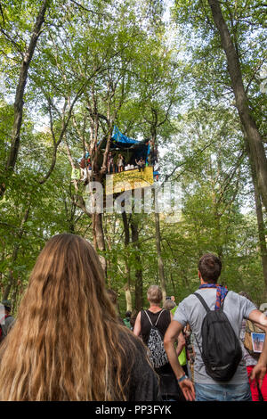 Non violente ambiente dimostrazione contro RWE di miniere di lignite e la distruzione della foresta di Hambach, Germania. Manifestanti hanno espulso dalla polizia: Foto Stock