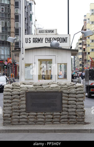 Allied checkpoint famoso Checkpoint Charlie, il Ritratto di un esercito rosso soldato Foto Stock