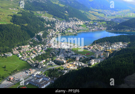 Helikopter-Luftaufnahme von San Moritz. Elicottero-airshot da San Moritz in Alta Engadina Foto Stock