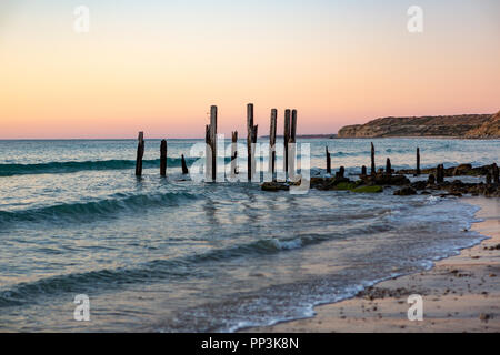 Tramonto al porto iconica Willunga Jetty resti in Sud Australia il 22 settembre 2018 Foto Stock