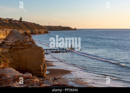 Tramonto al porto iconica Willunga Jetty rovine guardando giù dalla scogliera in Sud Australia il 22 settembre 2018 Foto Stock