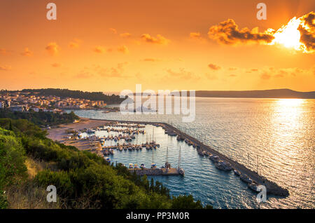 Vista della pittoresca cittadina costiera di Pilo, Peloponneso e Grecia. Foto Stock