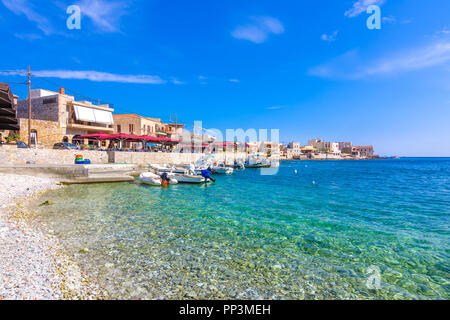 Vecchi magazzini nel piccolo porto di Gerolimenas village, Mani regione, Laconia, Peloponneso e Grecia. Foto Stock