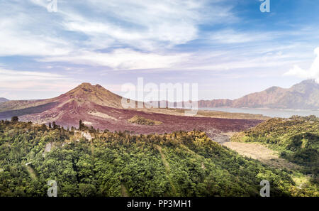 Bellissimo paesaggio del monte vulcano Batur in Bali, Indonesia Foto Stock