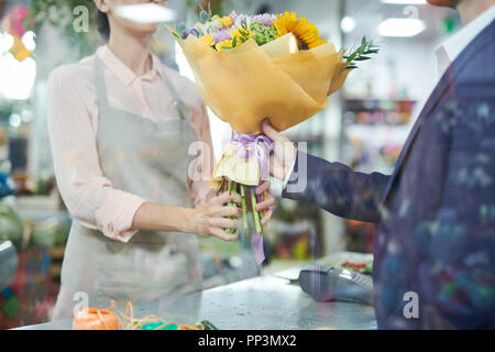 Uomo fiori di acquisto Foto Stock