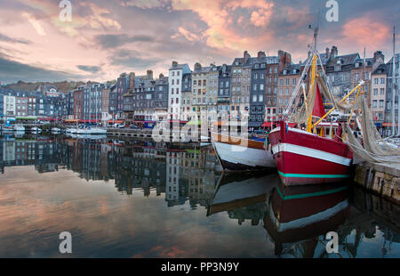 Piccolo porto di mare. Porto di Honfleur, Francia Foto Stock