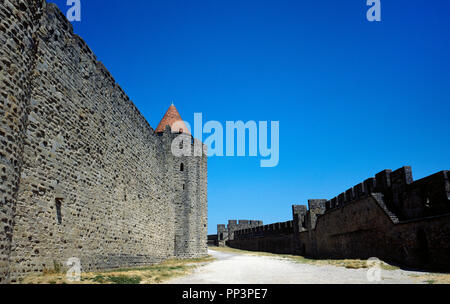 La Francia. Dipartimento dell'Aude. Regione Occitanie. Cite de Carcassonne. Cittadella medioevale. L'architetto Eugène Viollet-le-Duc rinnovato la fortezza (1853-1879). Vista della doppia parete difensiva, separate da trati (parapetto a piedi). Foto Stock