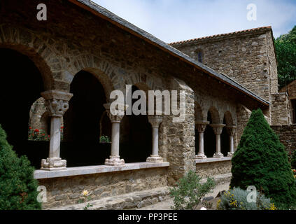 La Francia. Pyrenees-Orientales. Regione Languedoc-Roussillon. Abbazia di Saint-Martin-du-Canigou. Monastero costruito nel 1009, sul monte Canigou da Guifred, Conte di Cerdanya, in stile romanico. Dettagli architettonici di un chiostro gallery. Restauro di 1900-1920. Il primo livello è stato costruito agli inizi del XI secolo la seconda verso la fine del XII secolo. Foto Stock