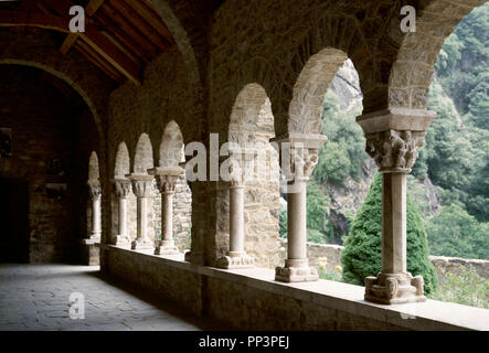 La Francia. Pyrenees-Orientales. Regione Languedoc-Roussillon. Abbazia di Saint-Martin-du-Canigou. Monastero costruito nel 1009, sul monte Canigou da Guifred, Conte di Cerdanya, in stile romanico. Dettagli architettonici di un chiostro gallery . Restauro di 1900-1920. Il primo livello è stato costruito agli inizi del XI secolo la seconda verso la fine del XII secolo. Foto Stock