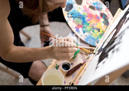 Artista maschile spazzola di contenimento Foto Stock