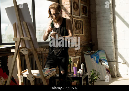 Artista moderno in officina Foto Stock