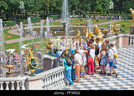 PETERHOF, San Pietroburgo, Russia - 22 luglio 2014: Il gruppo di turisti hanno escursione vicino al Grand cascata nel Museo di Stato preservare Peterhof Foto Stock