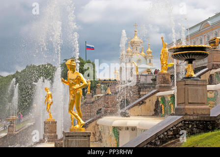 PETERHOF, San Pietroburgo, Russia - 25 giugno 2014: le sculture e le fontane della grande cascata. Sullo sfondo è il Grand Palace Foto Stock