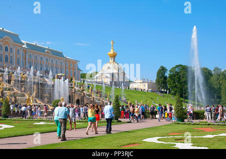 PETERHOF, San Pietroburgo, Russia - Luglio 22, 2014: molte persone nei pressi della Fontana di Sansone e La Grande Cascata nel parco inferiore. Foto Stock