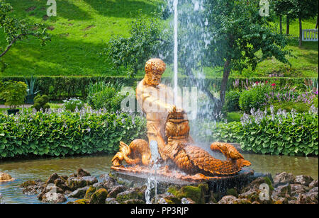 PETERHOF, San Pietroburgo, Russia - 22 luglio 2014: La Fontana Orangery Triton vicino al Grande Orangerie nella parte orientale del Parco inferiore Foto Stock