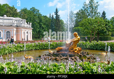 PETERHOF, San Pietroburgo, Russia - 22 luglio 2014: l'Orangery fontana Tritone nella parte orientale del Parco Inferiore nel Museo di Stato preservare Foto Stock