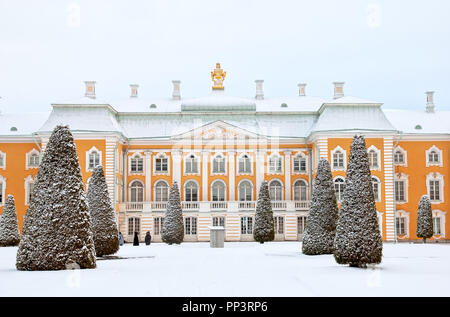 PETERHOF, San Pietroburgo, Russia - 5 febbraio 2016: il Grand Palace nel Museo di Stato preservare Peterhof. Periodo invernale. Vista dal giardino superiore. Foto Stock