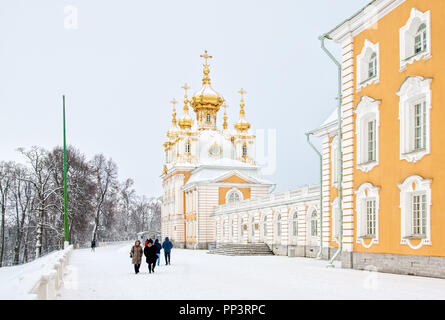 PETERHOF, San Pietroburgo, Russia - 5 febbraio 2016: persone vicino al Grand Palace e il palazzo della chiesa dei Santi Pietro e Paolo Foto Stock