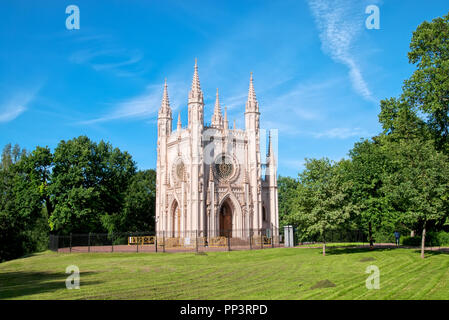 PETERHOF, - SAINT PETERSBURG, Russia - 14 luglio 2016: Cappella gotica Museo di Alessandria Park. Essa è stata da ultimo Royal Casa Famiglia Chiesa. Foto Stock