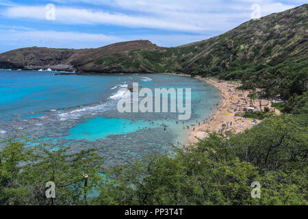 Vista della Baia di Hanauma dal di sopra, Oahu, Hawaii Foto Stock