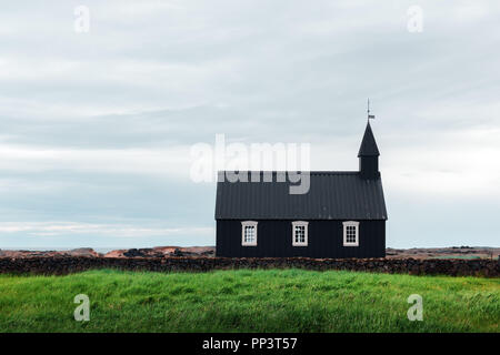 Legno nero Budakirkja chiesa a Snaefellsnes, western Islanda, l'Europa. Foto Stock