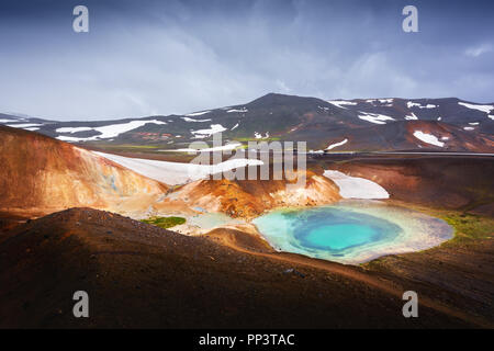 Acido lago caldo nella valle geotermale Leirhnjukur, vicino vulcano Krafla, Islanda, l'Europa. Fotografia di paesaggi Foto Stock