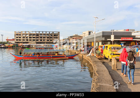 Tacloban City, Leyte, Filippine - 13 Giugno 2018: imbarcazione In Tacloban City Foto Stock