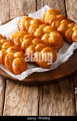 Koeksisters tradizionale South African sticky ciambella dolce, appiccicosa, croccante e intriso di sciroppo, cucita con cannella, limone e zenzero close-up su una p Foto Stock