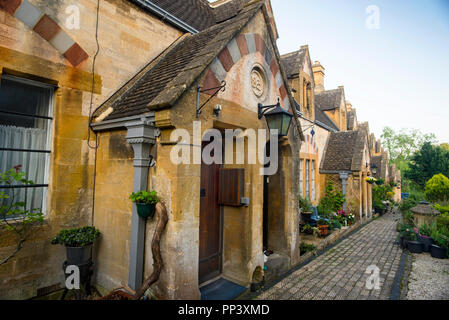 Dent's Terrace, storica Almshouses a Winchcombe, nelle Cotswolds, Inghilterra. Foto Stock