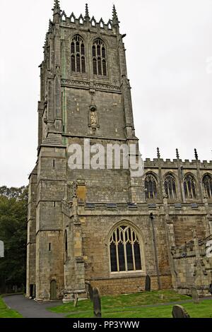 Prese su un giorno nuvoloso, per catturare la pianura antica architettura della chiesa di Santa Maria in Tickhill, Doncaster. Foto Stock
