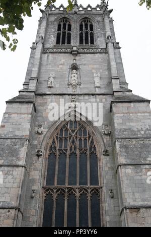 Prese su un giorno nuvoloso, per catturare la pianura antica architettura della chiesa di Santa Maria in Tickhill, Doncaster. Foto Stock